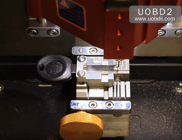 How to Use V8X6 Key Cutting Machine to Cut New Key for VW HU66 (12)
