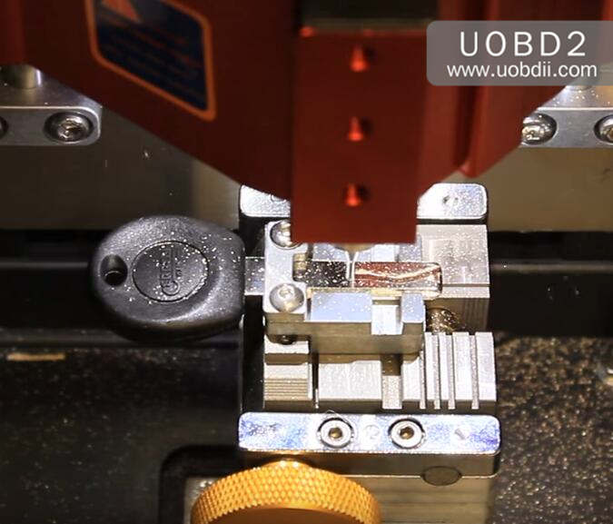 How to Use V8X6 Key Cutting Machine to Cut New Key for VW HU66 (13)