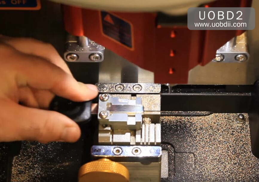 How to Use V8X6 Key Cutting Machine to Cut New Key for VW HU66 (16)