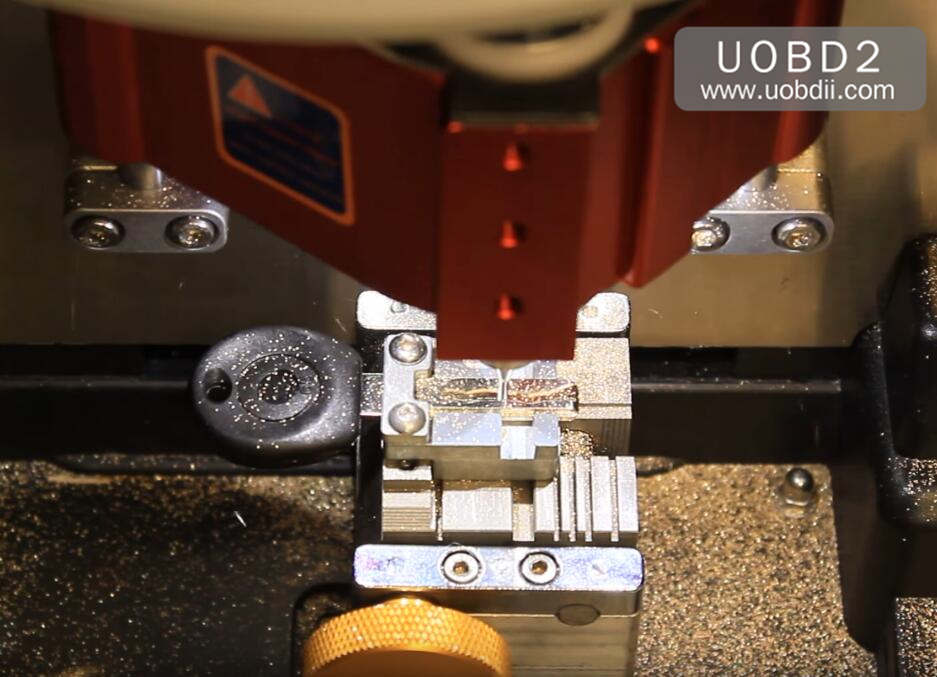 How to Use V8X6 Key Cutting Machine to Cut New Key for VW HU66 (18)