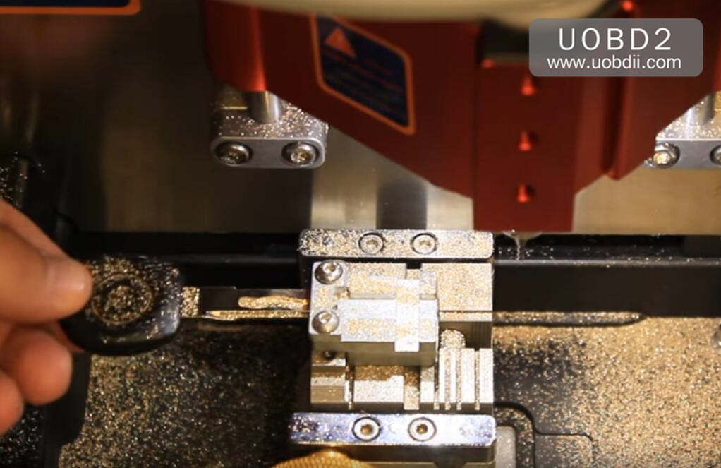 How to Use V8X6 Key Cutting Machine to Cut New Key for VW HU66 (19)