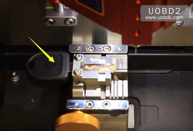 How to Use V8X6 Key Cutting Machine to Cut New Key for VW HU66 (2)