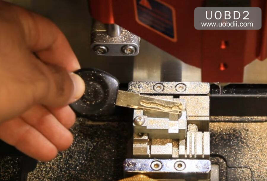 How to Use V8X6 Key Cutting Machine to Cut New Key for VW HU66 (19)