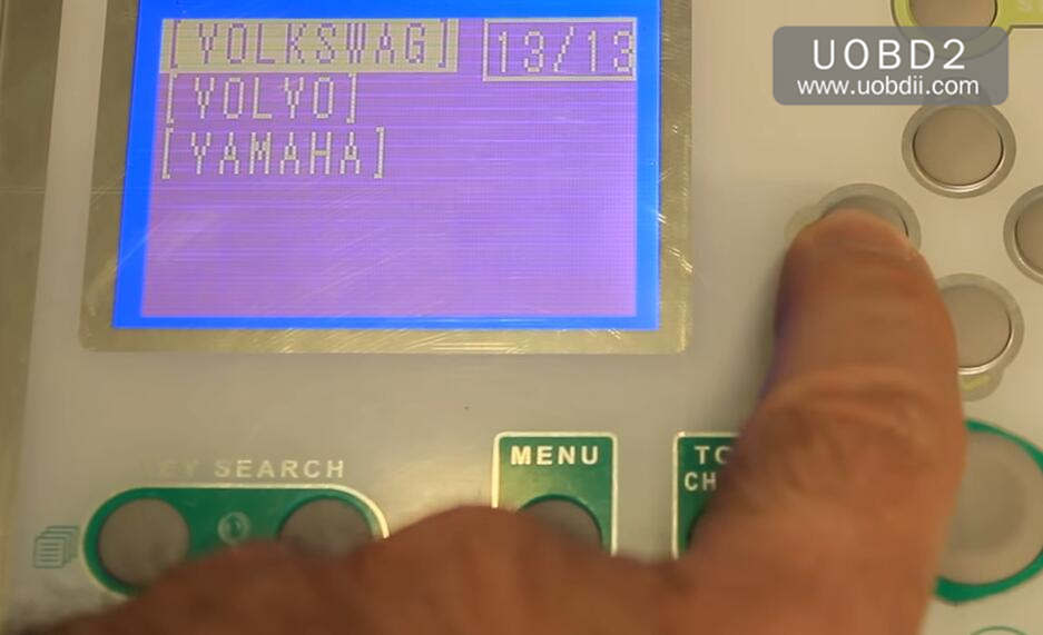 How to Use V8X6 Key Cutting Machine to Cut New Key for VW HU66 (3)