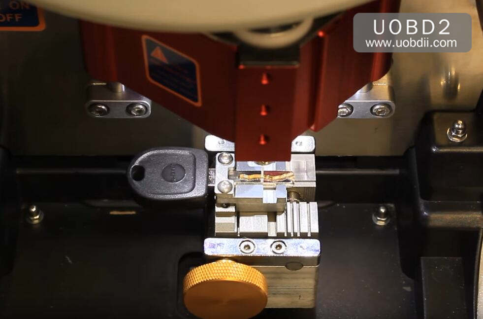 How to Use V8X6 Key Cutting Machine to Cut New Key for VW HU66 (7)