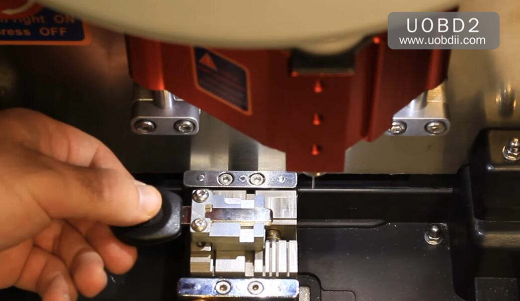How to Use V8X6 Key Cutting Machine to Cut New Key for VW HU66 (9)