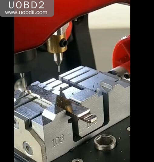 How to Use 2M2 Key Cutting Machine to Cut HON66 Key (10)