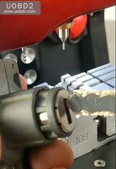 How to Use 2M2 Key Cutting Machine to Cut HON66 Key (12)